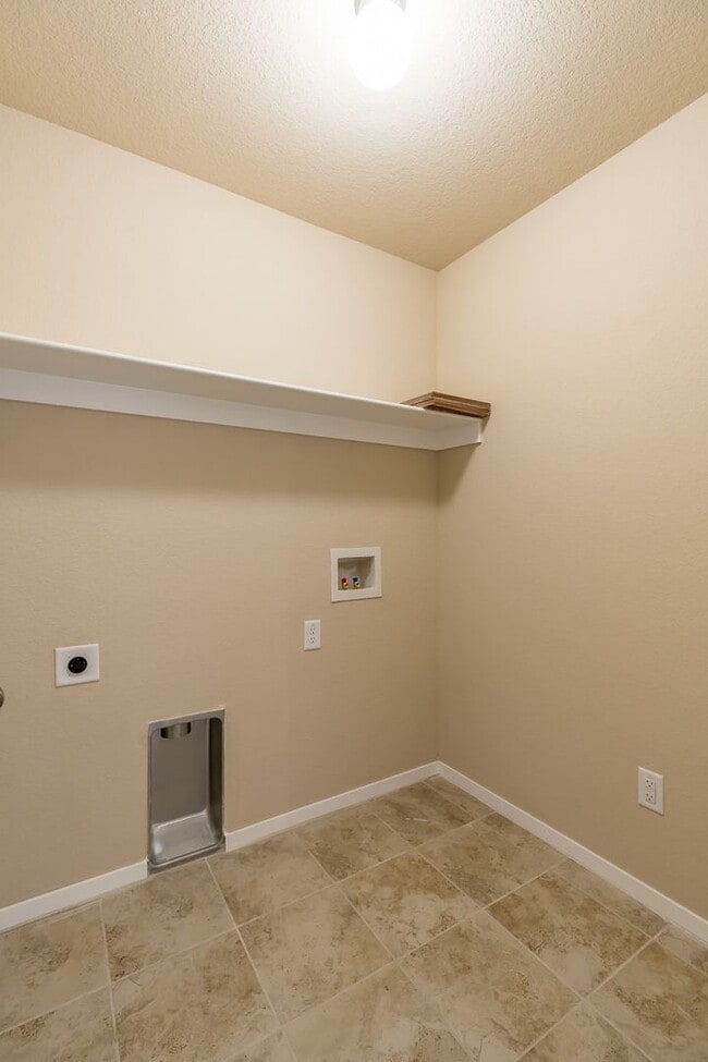 Building Photo - Beautiful 4 bedroom Home on Valley View Golf Course. HUGE Fenced Yard!