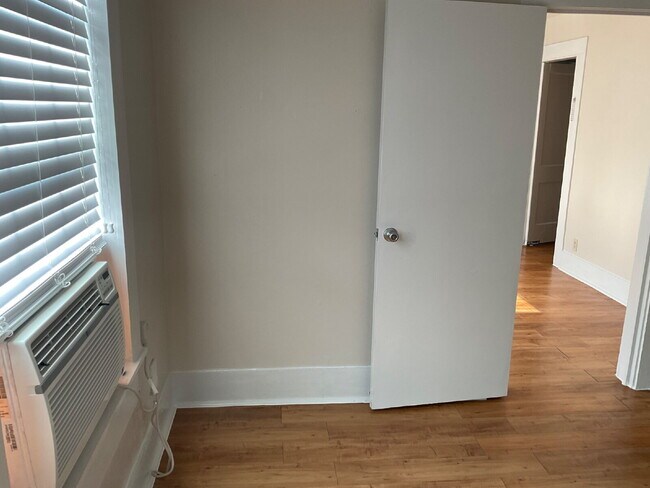 Building Photo - 1 Bedroom plus a Den, Close to SAC and Ala...