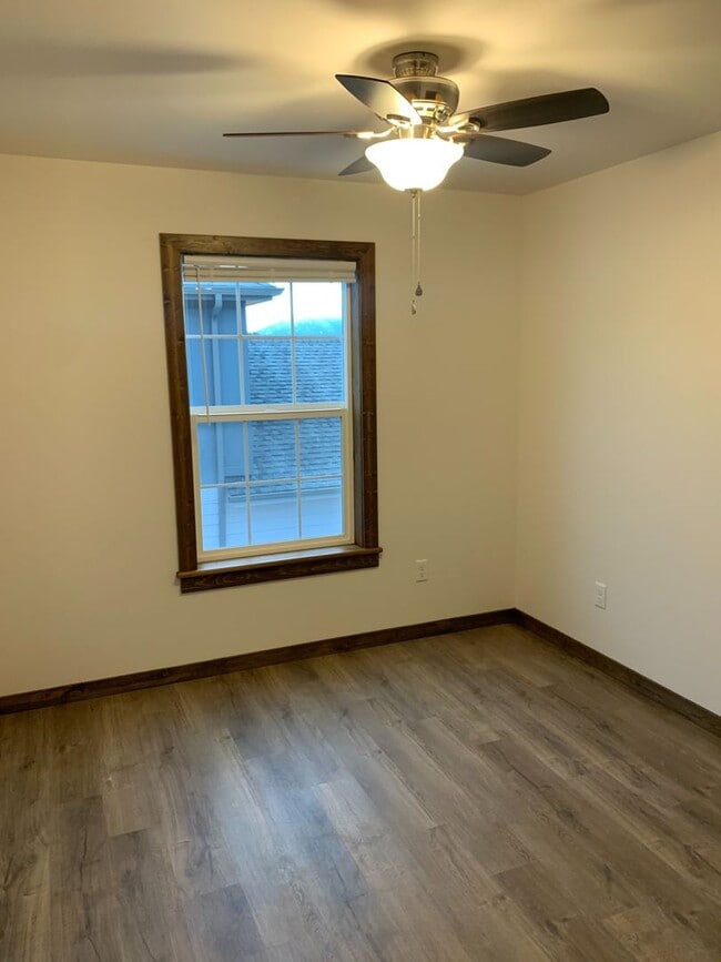 Building Photo - 715 Cottonwood Ct