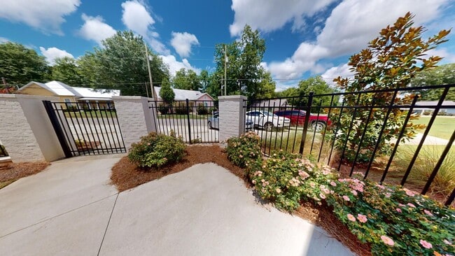 Building Photo - Like New Colonial Style Townhome close to Downtown Opelika