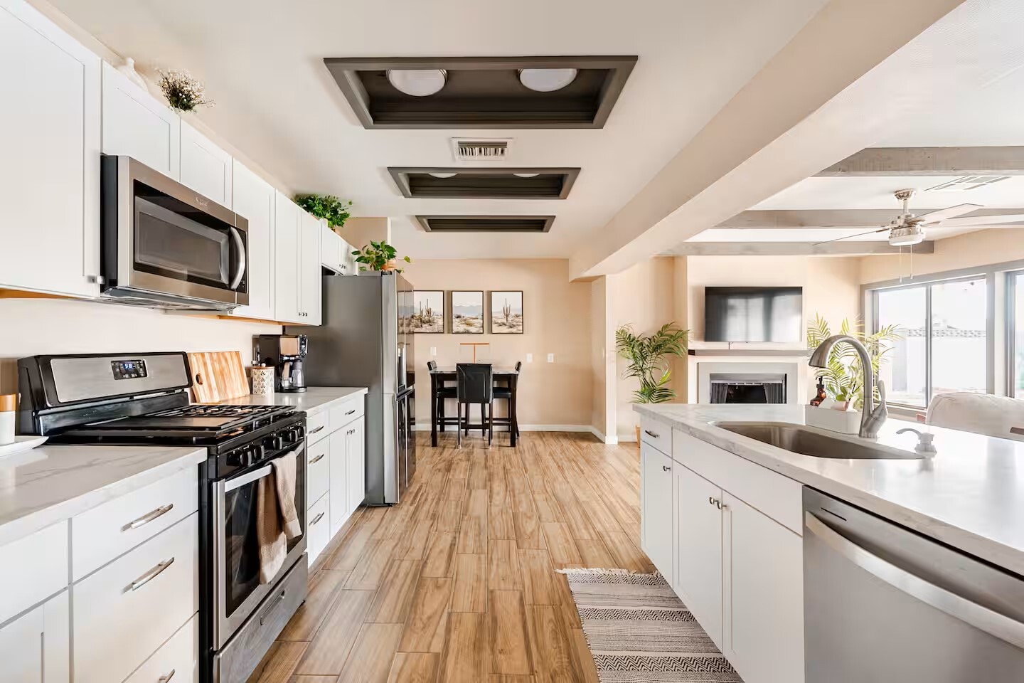 Kitchen - 1104 E Campus Dr