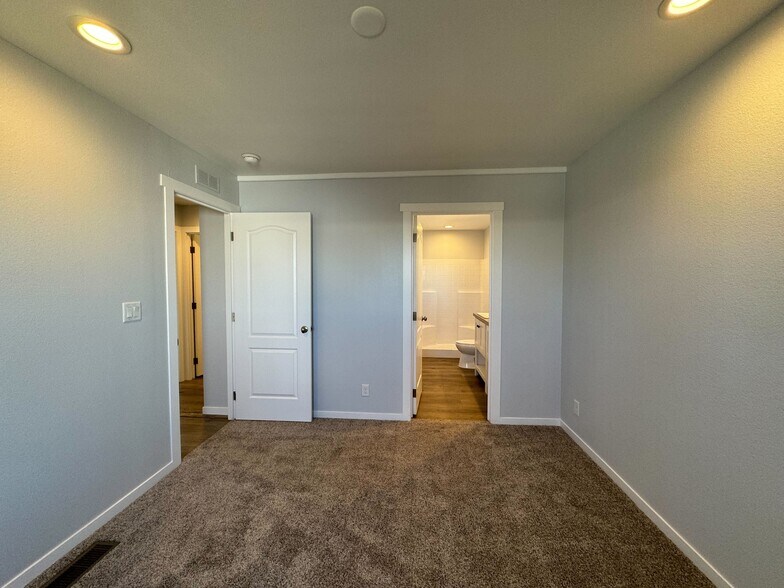 Building Photo - 2627 S Lamb Blvd