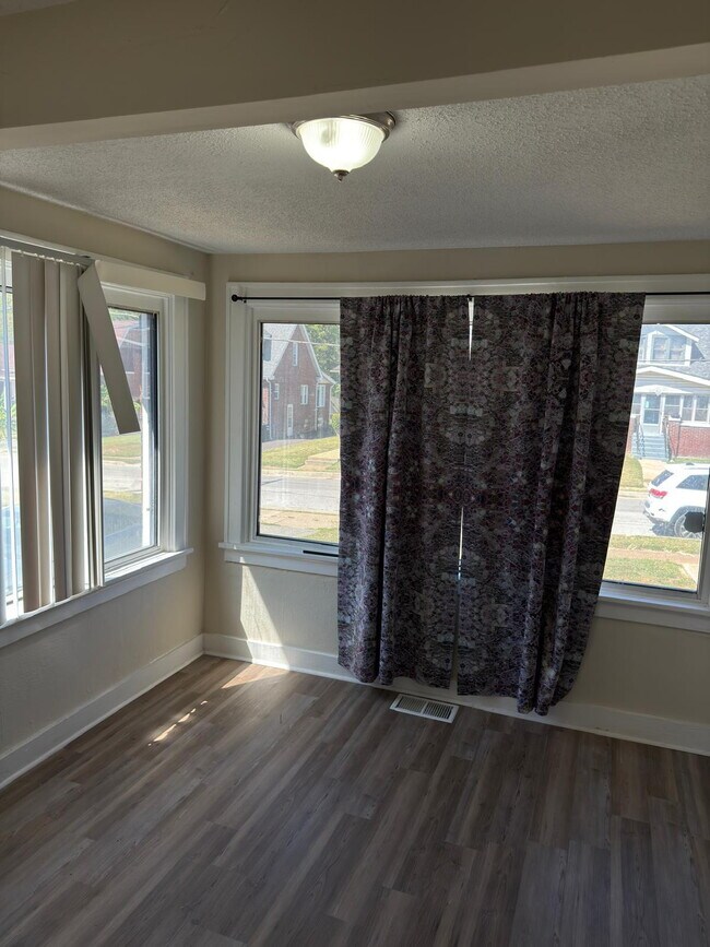 Building Photo - Cozy & Functional Living in St. Louis – 4-...