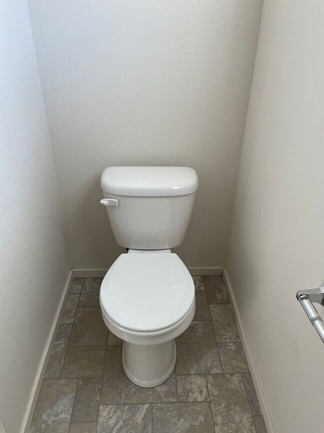 Building Photo - BEAUTIFUL 3 Bedroom 2.5 Bath Home! High Ce...