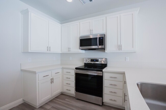 Building Photo - Beautiful 4 bed, 2 bath home AVAILABLE for...
