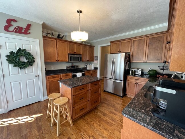 Building Photo - Charming 4 bedroom/2.5 bathroom in Tudor Branch!