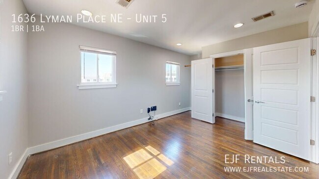 Building Photo - Updated One Bedroom W/Stainless Steel Appl...