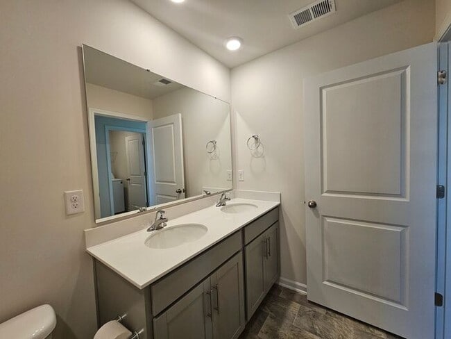 Building Photo - 122 Shumard Ct