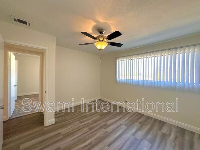 Building Photo - 25532 1/4 Oak St.