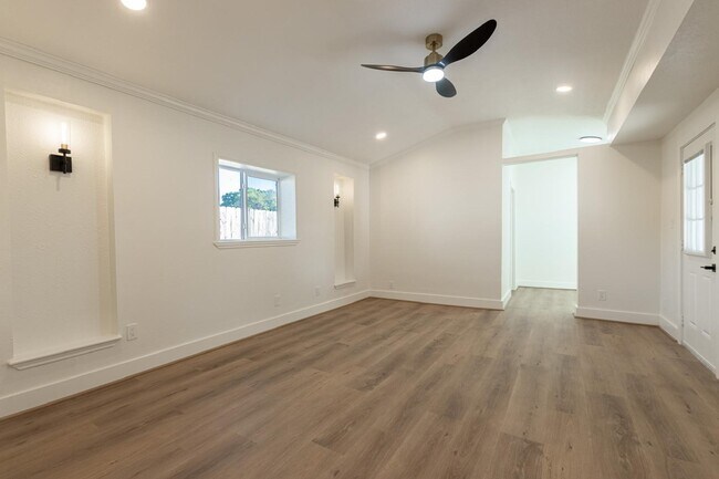 Building Photo - 1102 Ashdale Dr