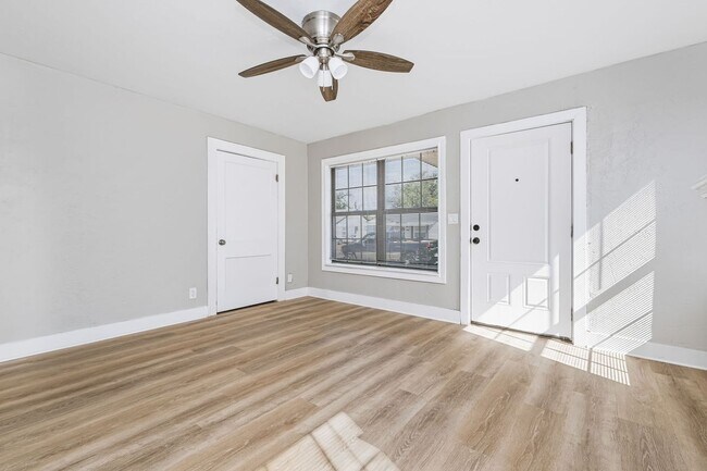 Building Photo - 4215 SW 11th Ave