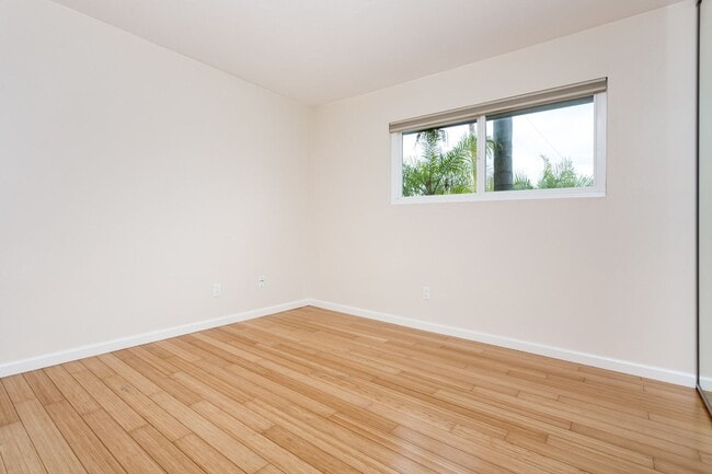 Building Photo - Traditional Single Family with Spacious Yard!