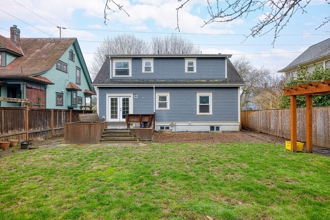 Building Photo - URBAN UPDATED 4 Bedroom/3 Bath CRAFTSMAN S...