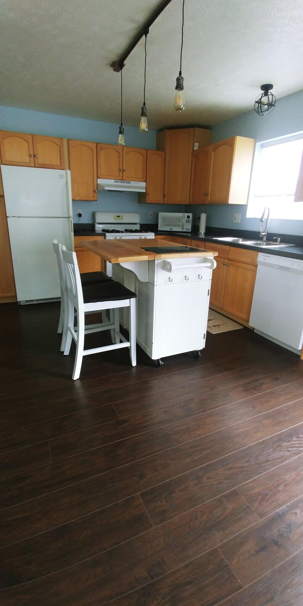Kitchen island - 1801 W 47th St