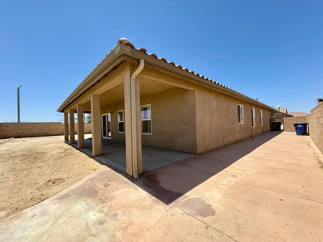 Building Photo - 44608 Avenida Linda