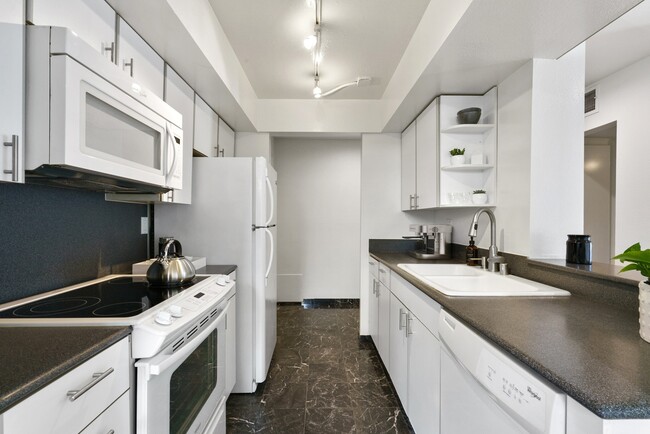 Building Photo - 906 N Doheny Dr