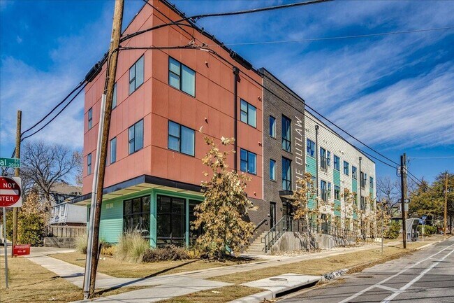 Building Photo - 3000 Duval St