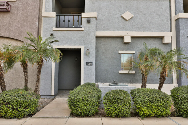 Building Photo - Tri Level, 2bd, 2.5ba condo