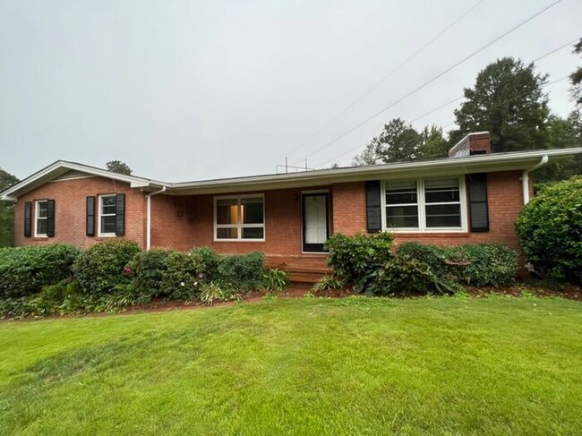 Building Photo - Large 4 bedroom home with optional HUGE de...