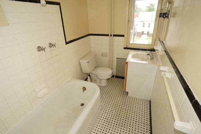 Bathroom - The Old Heidelberg