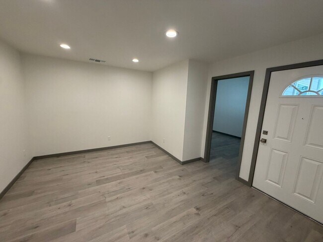 Building Photo - 7330 Stratford Pl