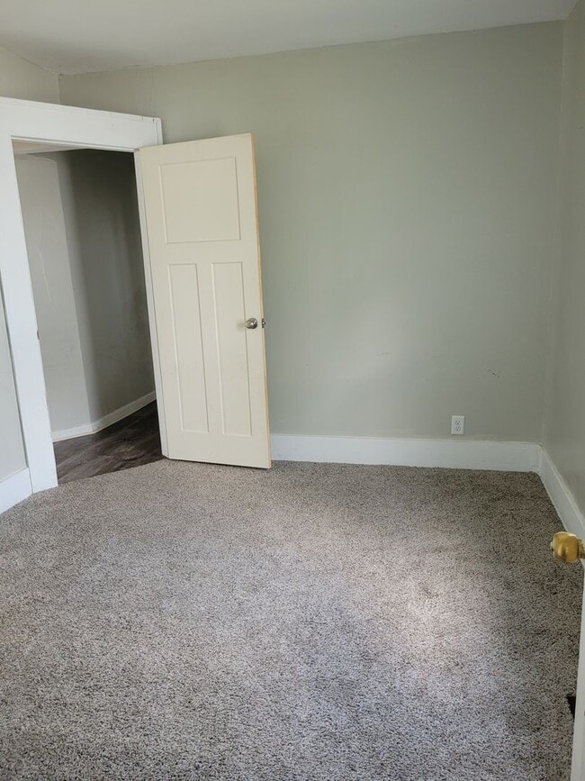 Building Photo - 3 Bed 2 Bath Bungalow walking distance to river