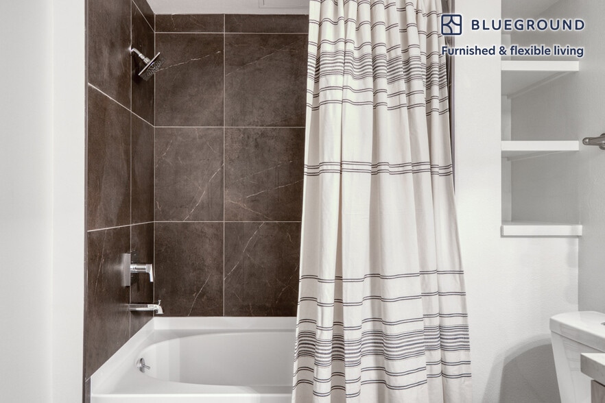 Building Photo - 5710 Crescent Prk E