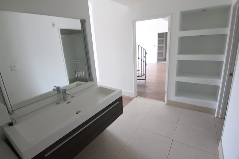 Building Photo - 884 Palm Ave