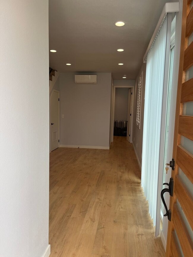 Building Photo - 3 Bedroom/ 3 Bathroom Home in Huntington B...