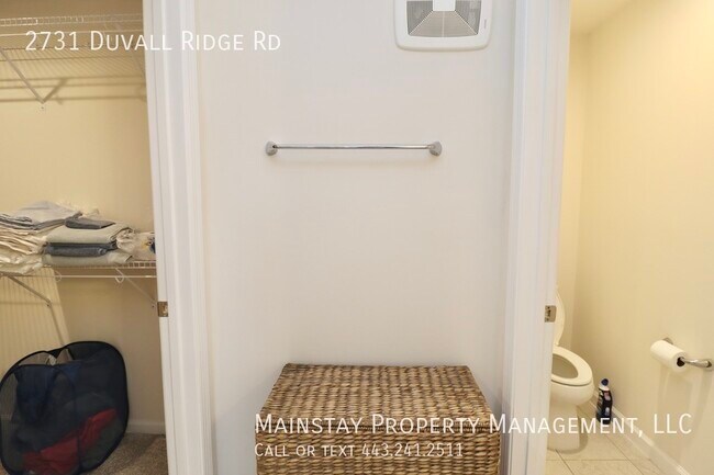 Building Photo - 2 Bedroom Plus DEN End Unit Townhome W Gar...
