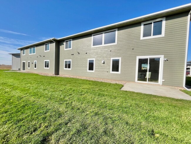 Building Photo - Stunning 5 Bed/2.5 Bath Townhome!