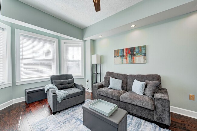 Building Photo - FULLY FURNISHED - Move in ready 1 bed & 1 ...