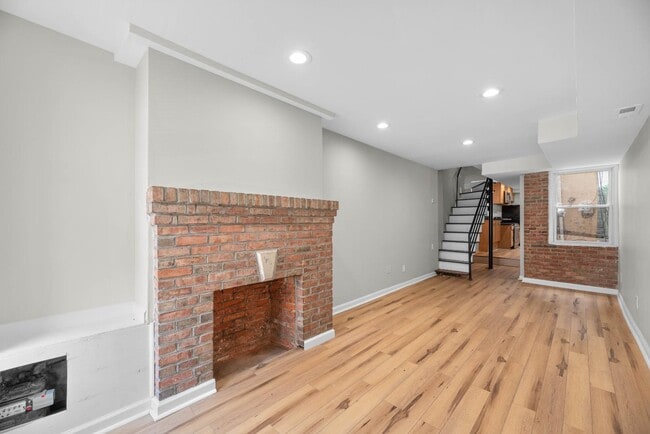 Building Photo - 207 S Regester St