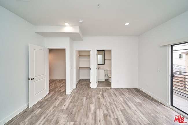 Building Photo - 605 1/2 W 41st Pl