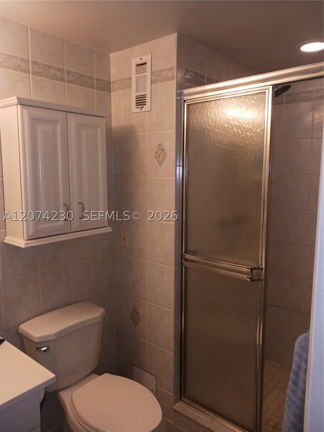 Building Photo - 400 Golden Isles Dr