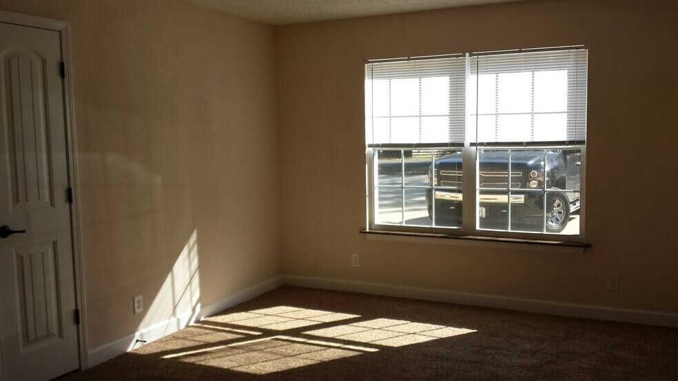 Building Photo - 124 Kenneth Dr