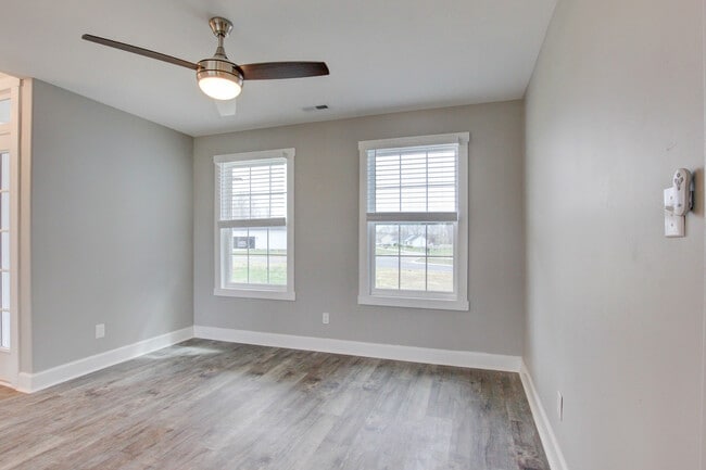 Building Photo - 127 Riverbend Dr