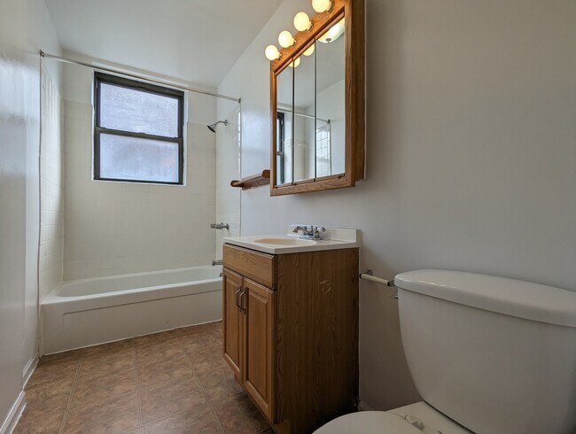 Building Photo - 3147 W Medill Ave