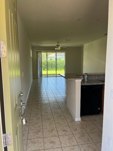 Building Photo - 250 Provence Pl