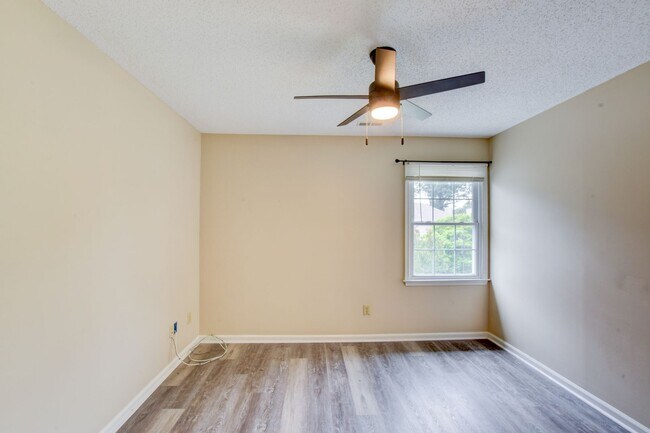 Building Photo - 922 Willow Point