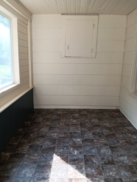 Enclosed porch - 2313 Kane Rd