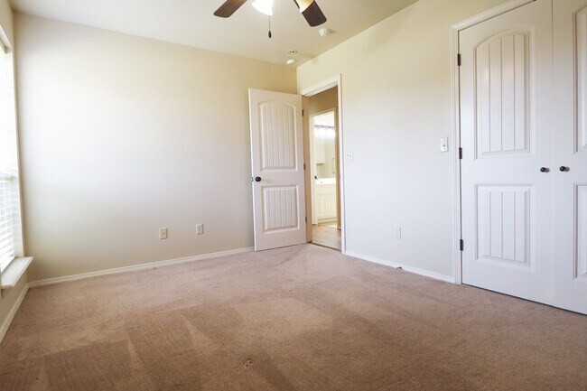 Building Photo - Spacious 4 bedroom 3 bathroom home In Sand Springs