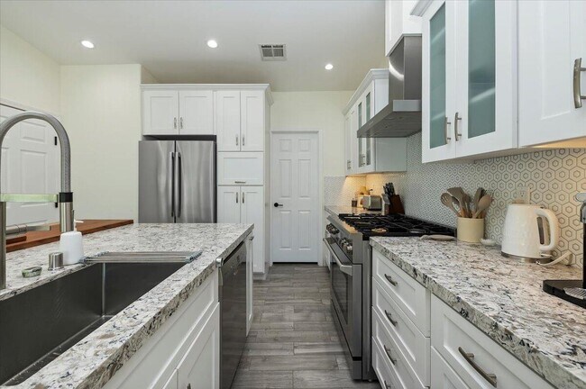 Building Photo - 54990 Avenida Madero