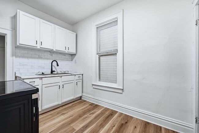 Building Photo - Cozy 3BR with Covered Front Porch