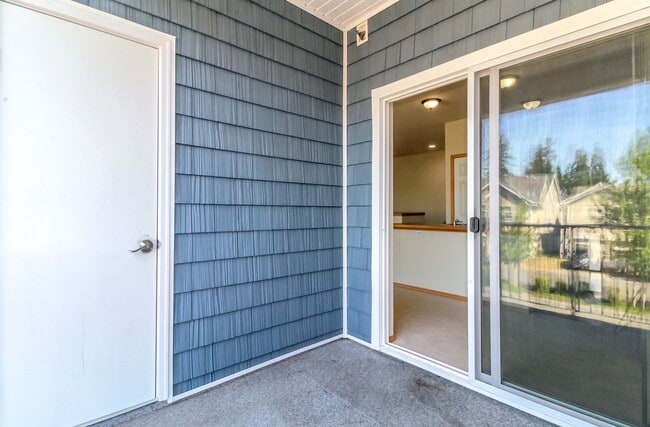 Building Photo - 2-Bedroom DuPont Condo with New Interior Paint and Carpet