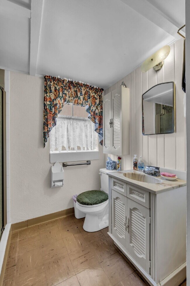 Building Photo - 3 Bedroom/ 2 Bathroom in Rosebank!