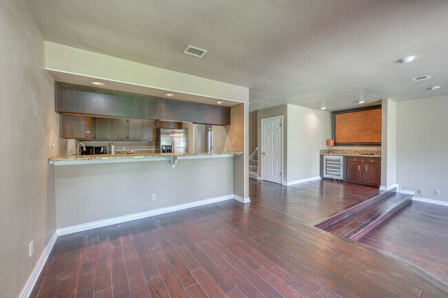Building Photo - 107 Lachite