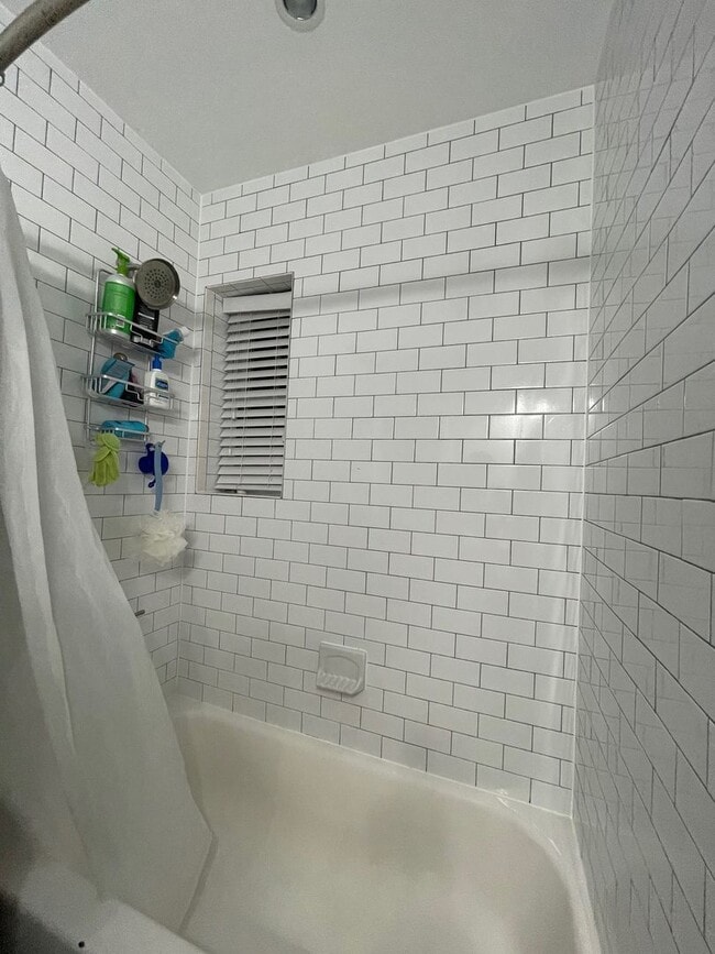 Building Photo - Spacious 2BR Townhouse with Backyard & Bon...