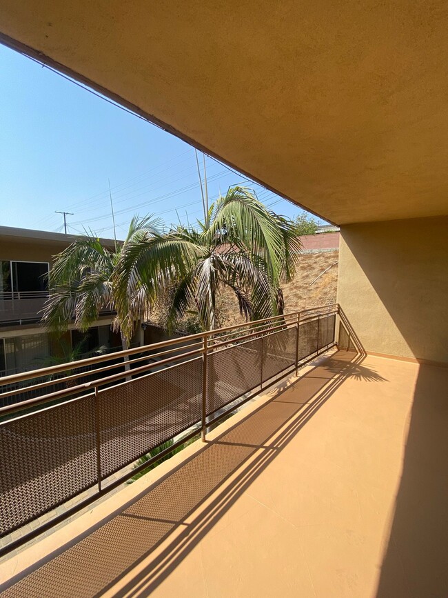 Building Photo - 1411 College View Dr