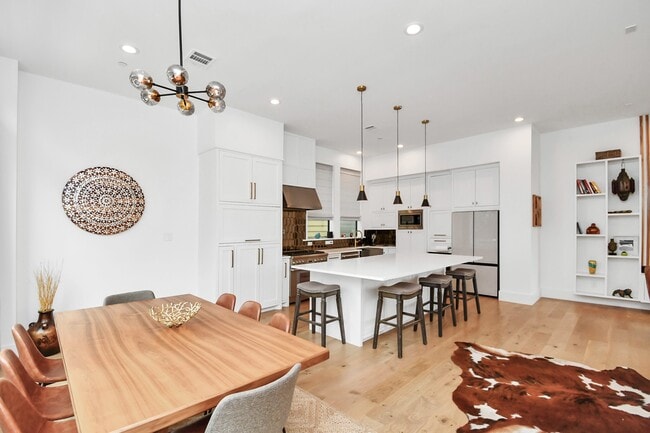 Building Photo - 2303 Yupon St